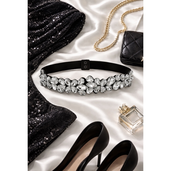 Elastyczny pasek z kryształową aplikacją – elegancki detal, który zmienia stylizację.